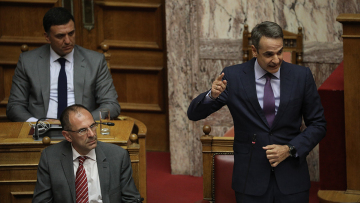 Σκληρό ροκ στη Βουλή για Θάνου, μετακλητούς και «Ρασπούτιν»