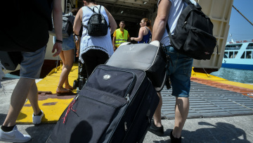 Κορυφώνεται η έξοδος των εκδρομέων: Στο «κόκκινο» η κίνηση στο λιμάνι του Πειραιά