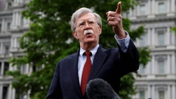 Επίσκεψη Μπόλτον στη Βρετανία: Οι ΗΠΑ «τρίβουν τα χέρια τους» για άτακτο Brexit