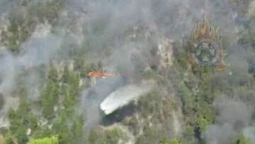 Εντυπωσιακό βίντεο από drone της Πυροσβεστικής: Ρίψεις ελικοπτέρων μέσα στις χαράδρες στην Εύβοια