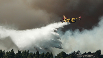 Τρίτη ημέρα καίει η φωτιά στην Εύβοια: Η «μάχη» επικεντρώνεται σε χαράδρα στην Πλατάνα