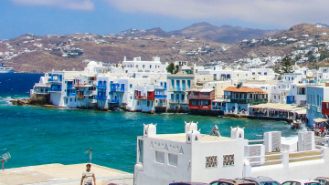 Επιχείρηση... «Villa Juanita Dolores» της ΑΑΔΕ στη Μύκονο: Οι «Ισπανοί τουρίστες» ήταν οι ελεγκτές!