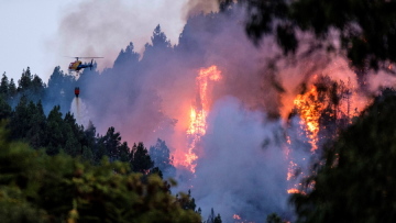 Γκραν Κανάρια: Εκκενώθηκαν τουριστικά θέρετρα εξαιτίας μεγάλης φωτιάς