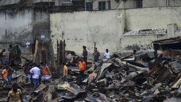 Μπανγκλαντές: Τουλάχιστον 10.000 άνθρωποι έμειναν άστεγοι έπειτα από πυρκαγιά σε παραγκούπολη