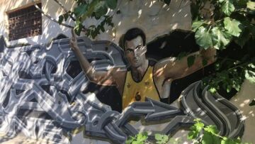 Μουτζούρωσαν το γκράφιτι του Νίκου Γκάλη στην Αθήνα