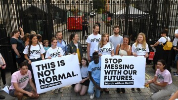 Αναβρασμός στη Βρετανία: 450.000 διαδικτυακές υπογραφές για να μην κλείσει το Κοινοβούλιο