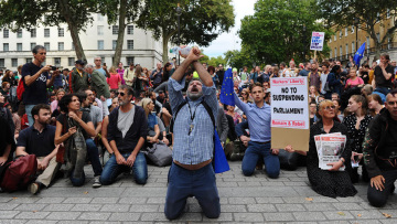 Brexit: Σάλος για το «πραξικόπημα» Τζόνσον με το λουκέτο στη Βουλή - Ογκώδεις διαδηλώσεις