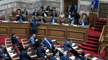 Βουλή: Ένταση για το νομοσχέδιο για τα διπλώματα - Τροπολογία για τα προσόντα του διοικητή της ΕΥΠ