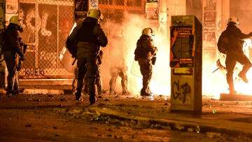 Μολότοφ και χημικά πάλι στα Εξάρχεια - Δύο προσαγωγές