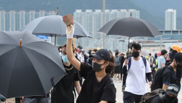 Χονγκ Κονγκ: Διαδηλωτές προσπάθησαν να αποκλείσουν την πρόσβαση στο αεροδρόμιο