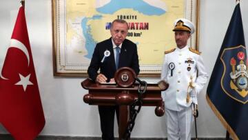 Νέα πρόκληση από Ερντογάν: Φωτογραφίζεται σε χάρτη που δείχνει τουρκικό το μισό Αιγαίο