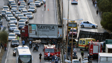 Δείτε βίντεο: Ανατροπή νταλίκας στην Αθηνών - Κορίνθου με τρεις τραυματίες 