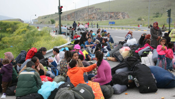 Κλειστός ο παράδρομος της Αθηνών-Λαμίας μετά την Μαλακάσα από πρόσφυγες και μετανάστες