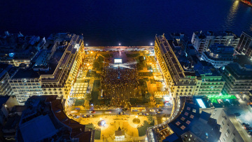 Μαγικό σκηνικό: Η Πλατεία Αριστοτέλους έγινε σινεμά!