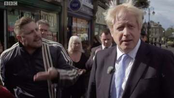 Τα «άκουσε» ο Μπόρις Τζόνσον στο Λιντς: Φύγε από την πόλη μας