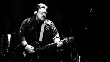 Λαυρέντης Μαχαιρίτσας: Τρυφερός τροβαδούρος, υπόγειος ροκάς, εκρηκτική προσωπικότητα