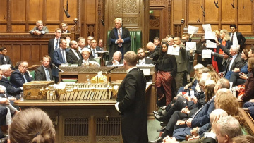 Βρετανία: Πρωτοφανείς σκηνές στη Βουλή μετά το «λουκέτο» και την έκτη ήττα του Τζόνσον