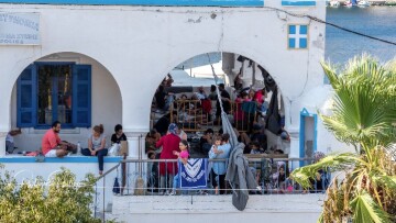 Σύμη: Αστυνομικό τμήμα και λιμεναρχείο «κατακλύζονται» από μετανάστες