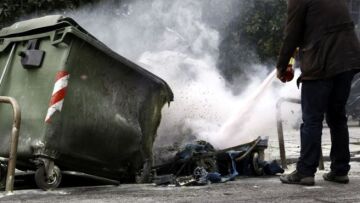 Μπαράζ εμπρησμών σε κάδους απορριμμάτων στην Καρδίτσα