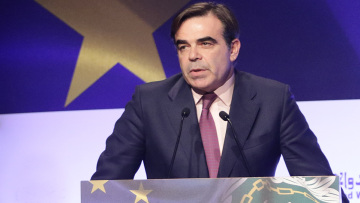 Το Politico για τον Μαργαρίτη Σχοινά: Από τα πιο επιφανή και αγαπητά μέλη της Κομισιόν