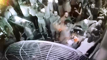 Άγριο ξύλο για ένα τραπέζι στη Μύκονο