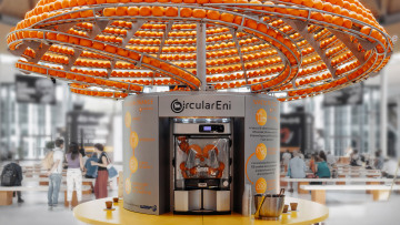 Συσκευή φτιάχνει από φλούδες πορτοκαλιού βιοπλαστικό ποτηράκι για να πίνουμε τον χυμό