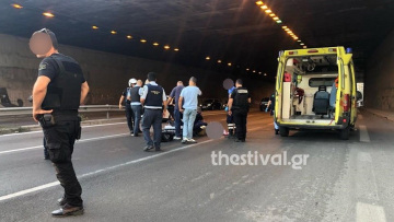 Απίστευτο: Πήδηξε από γέφυρα για να αυτοκτονήσει και έπεσε σε μοτοσικλετιστή