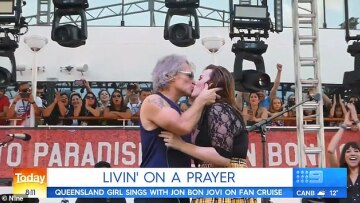 Ο Τζον Μπον Τζόβι φίλησε φαν του πάνω στη σκηνή