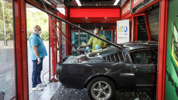 Διέλυσαν μια Ford Mustang του 1967 για πάρουν κινητά και Playstation!