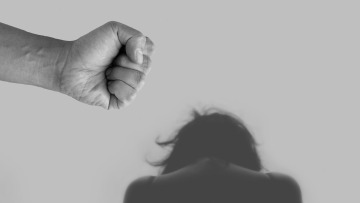 Βόλος: Χτύπησε με γροθιές τη σύζυγο και την ανήλικη κόρη του