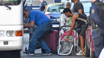 Επιχείρηση της ΕΛΑΣ για εκκένωση σε δυο υπό κατάληψη κτήρια στην Αχαρνών