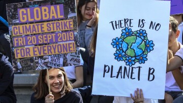 Μαθητές από όλο τον κόσμο στους δρόμους για την κλιματική αλλαγή