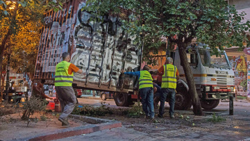Εξάρχεια: Καρέ-καρέ το ξήλωμα του «ΚΕΠ» των αντιεξουσιαστών
