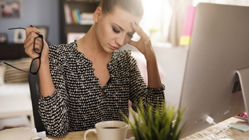 Ο μικροσκοπικός εχθρός που βρίσκεται παντού και χειροτερεύει τις κρίσεις ημικρανίας