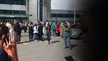 Σεισμός 5,7 Ρίχτερ  στην Κωνσταντινούπολη: Ζημιές σε κτίρια, οκτώ τραυματίες