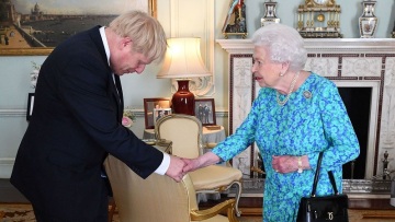 Ο Τζόνσον τηλεφώνησε στην βασίλισσα και ζήτησε «συγγνώμη» για το κλείσιμο της Βουλής