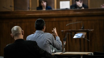 Δίκη Χρυσής Αυγής: «Τυχαία» είχαμε μαχαίρια πάνω μας στην επίθεση στο «Αντίπνοια»