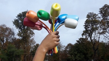 Γαλλία: Εγκαίνια για το αμφιλεγόμενο γλυπτό «μπουκέτο με τις τουλίπες»