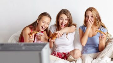 Ποια ψυχική νόσος απειλεί τους έφηβους που τρώνε πρόχειρο φαγητό