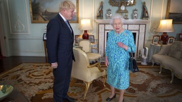 «Διώξε με, αν τολμάς»: Ο Μπόρις Τζόνσον αποφασισμένος να προκαλέσει την βασίλισσα Ελισάβετ