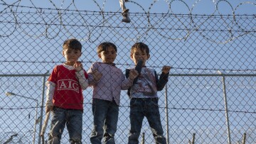 Guardian: Τι είναι το «σύνδρομο παραίτησης» που απειλεί τα παιδιά στη Μόρια;