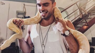 GNTM: Ποιος είναι ο εντυπωσιακός άντρας που βοήθησε τις διαγωνιζόμενες με τα φίδια