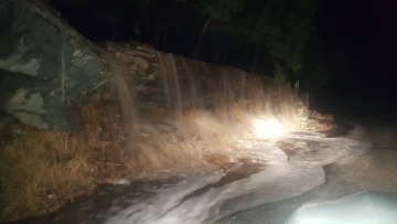 Καιρός: Δύσκολο το βράδυ στην Άνδρο - Καταιγίδες σήμερα στα ανατολικά