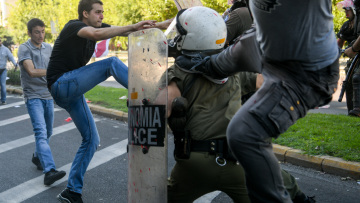 Η κατάθεση του αστυνομικού για τον «καρατέκα» διαδηλωτή: Ένιωσα να χάνω το φως μου