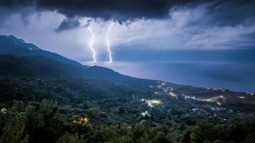 Καιρός: Κεραυνοί «σκίζουν» τον ουρανό στη Σάμο - Δείτε εντυπωσιακές εικόνες