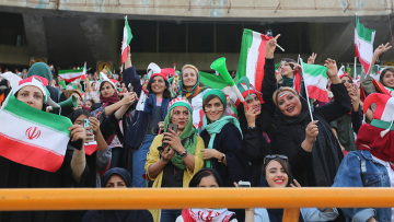 Μουντιάλ 2022: Είδαν γυναίκες στις κερκίδες για πρώτη φορά οι Ιρανοί και ξέσπασαν στην Καμπότζη με 14 γκολ!