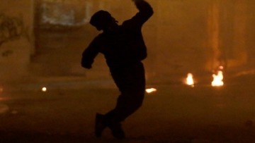 Εξάρχεια: Επίθεση σε διμοιρία των ΜΑΤ - Μολότοφ στο αστυνομικό τμήμα Πεντέλης 