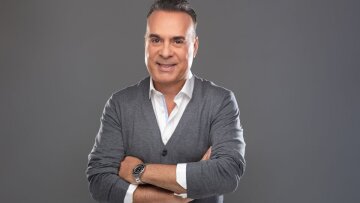 Φώτης Σεργουλόπουλος: Η πατρότητα, η ομοφοβία στο στρατό και η απώλεια της ανιψιάς του