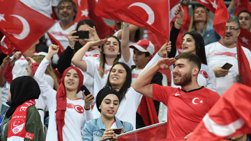 Γαλλία-Τουρκία: Στρατιωτικοί χαιρετισμοί από τους Τούρκους διεθνείς και τους συμπατριώτες τους στις κερκίδες!