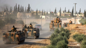 Οι Τούρκοι εξακολουθούν να βομβαρδίζουν θέσεις των Κούρδων παρά την εκεχειρία